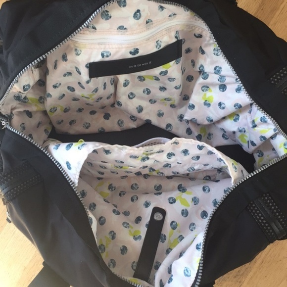 !!!SOLD!!!! Lululemon Weekend Warrior duffel - Picture 5 of 7